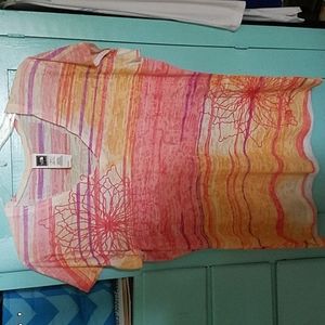 The North Face size XL women's tee. 50% cotton 50% polyester excellent condition